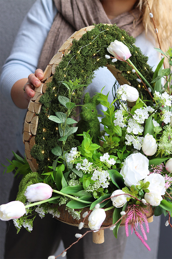 Easter Doriana, dekoracja nagrobna z tulipanami