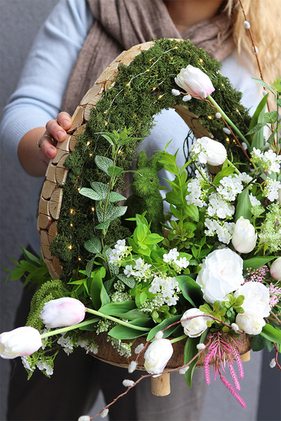 Easter Doriana, dekoracja nagrobna z tulipanami