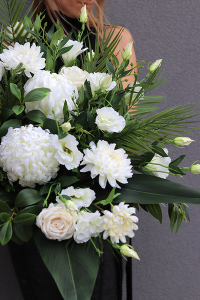 Biała Kamea, kompozycja nagrobna w naczyniu