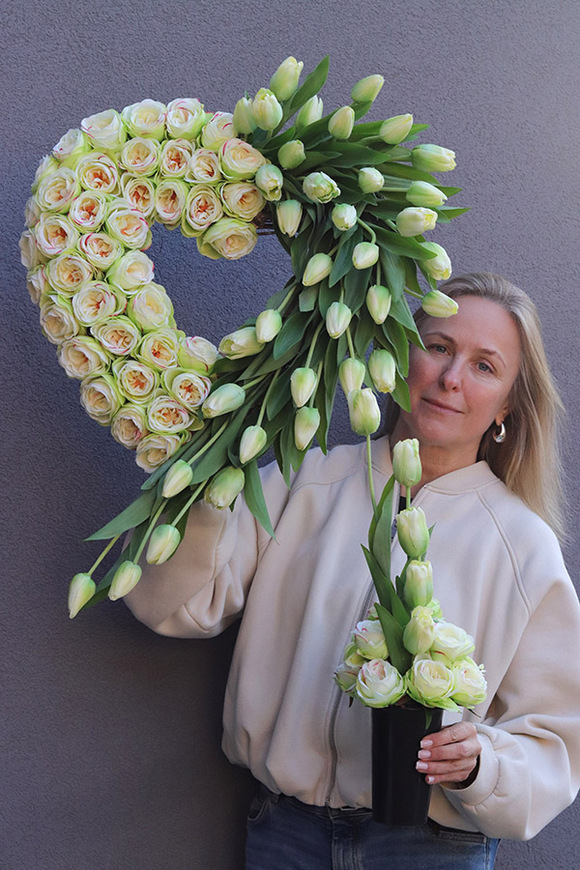 Lovely Tulips, nowoczesny bukiet nagrobny we wkładzie