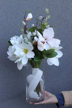 Magnolie, kompozycja kwiatowa w wazonie, wys.50cm 