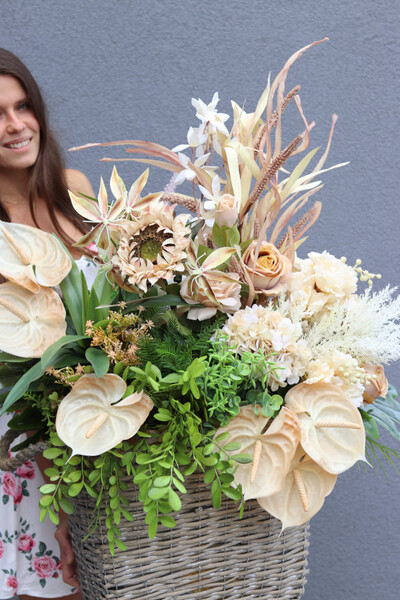 Bohema, kompozycja z anturium i słonecznikiem w koszu