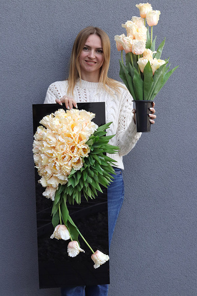 Tulippo New Design Peach, dekoracja nagrobna na czarnej podstawie