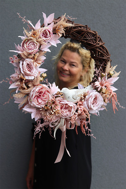 wianek z asymetryczną dekoracją i ptaszkiem, Pink Tredia, rozp.50cm 