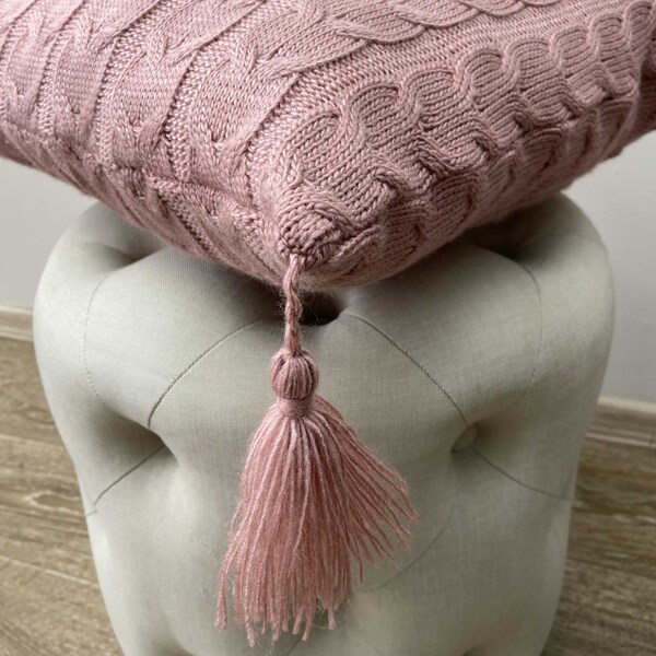 OD RĘKI Knitted Braid, wełniana poszewka na poduszkę, pudrowy róż, wym.45x45cm