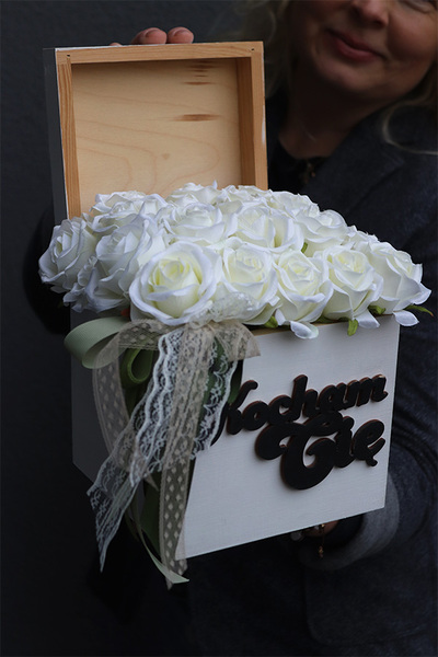 Białe Kocham Cię, walentynkowy drewniany flowerbox