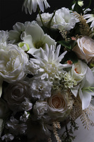 Anturium Romanea, biała kompozycja kwiatowa w pucharze