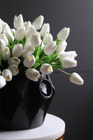 Menato Black&White, bukiet piankowych tulipanów w wazonie