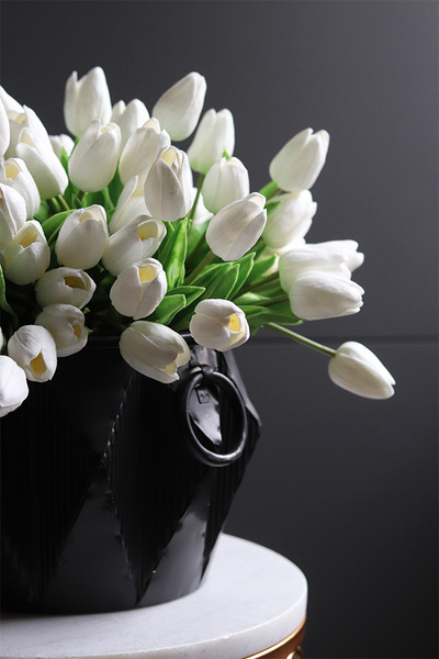 Menato Black&White, bukiet piankowych tulipanów w wazonie