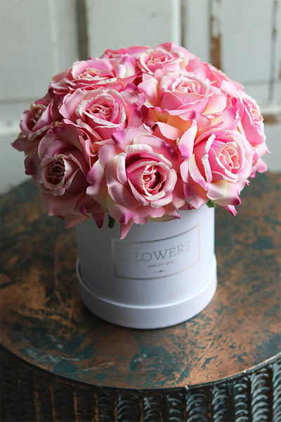 biały flowerbox z różami, Rosaisa, wys.26cm