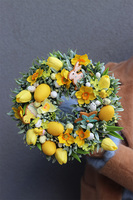 Ballana, żółty wielkanocny wianek na drzwi