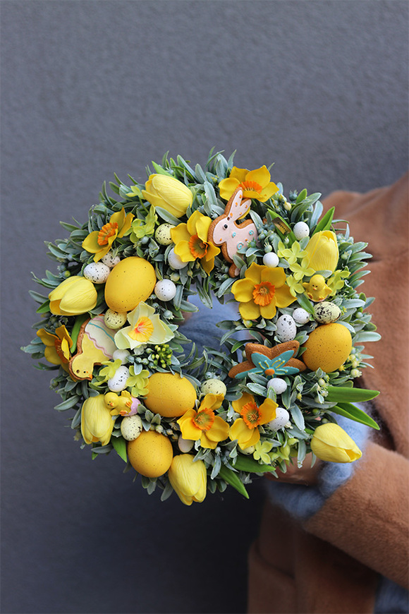 Ballana, żółty wielkanocny wianek na drzwi
