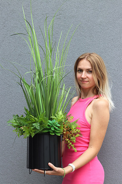 Zielony Ogród 2, sztuczna trawa z sukulentami w czarnej donicy, wys.80cm