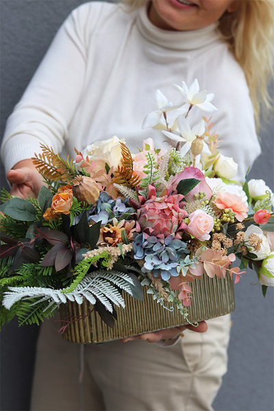 Vivaldi Row, kompozycja kwiatowa w złotej donicy