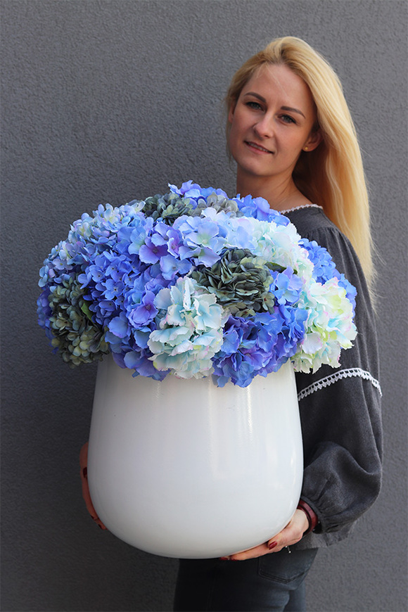 Blue Ocean Fiberglass, kompozycja kwiatowa w białej donicy, wys.57cm 