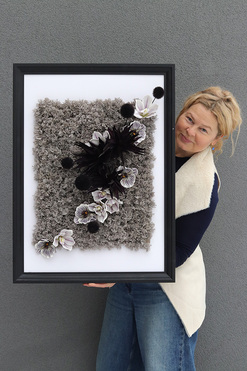 OD RĘKI Black Dekor Hotels, czarna jednostronna rama kwiatowa, wym.77x57cm