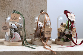 OD RĘKI Teddy Beige, kompozycja pod szklanym kloszem, wys.20cm