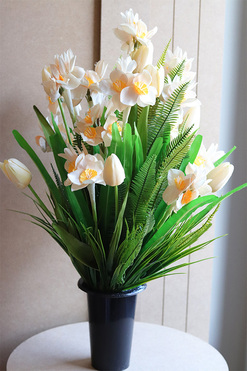 OD RĘKI Morello Żonkile, wiosenny bukiet nagrobny we wkładzie, wys.58cm