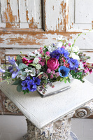 Pantone, kompozycja kwiatowa w naczyniu