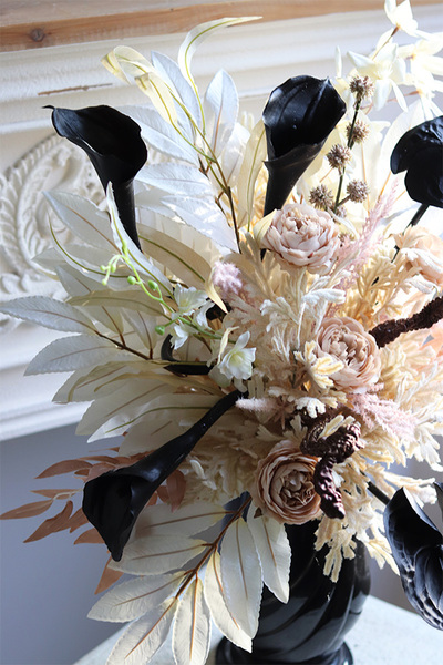 Mortario Kalia Vinn, nowoczesny bukiet nagrobny w wazonie