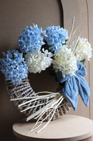 Niebieska Kokarda 2, wianek na drzwi z hortensjami