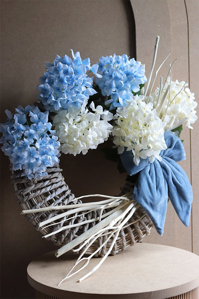 Niebieska Kokarda 2, wianek na drzwi z hortensjami