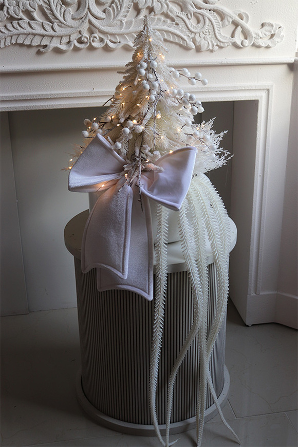 Zimowa Biel, świąteczna choinka z dekoracją