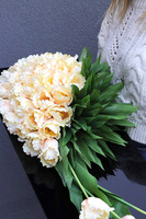 Tulippo New Design Peach, dekoracja nagrobna na czarnej podstawie