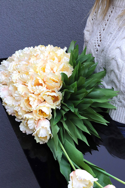 Tulippo New Design Peach, dekoracja nagrobna na czarnej podstawie