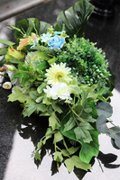 Kerra, bukiet nagrobny z jasnych kwiatów