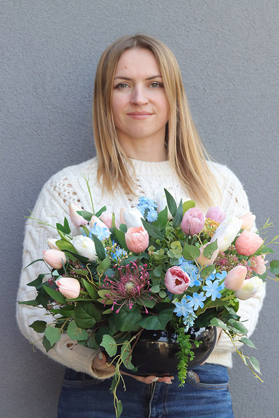 Pastelowe Tulipany, dekoracja nagrobna w misie