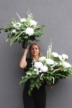 Biała Electra Thai, kompozycja nagrobna w misie, wym.47x68cm