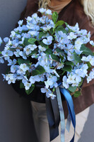 Apple Blue, kompozycja nagrobna w misie