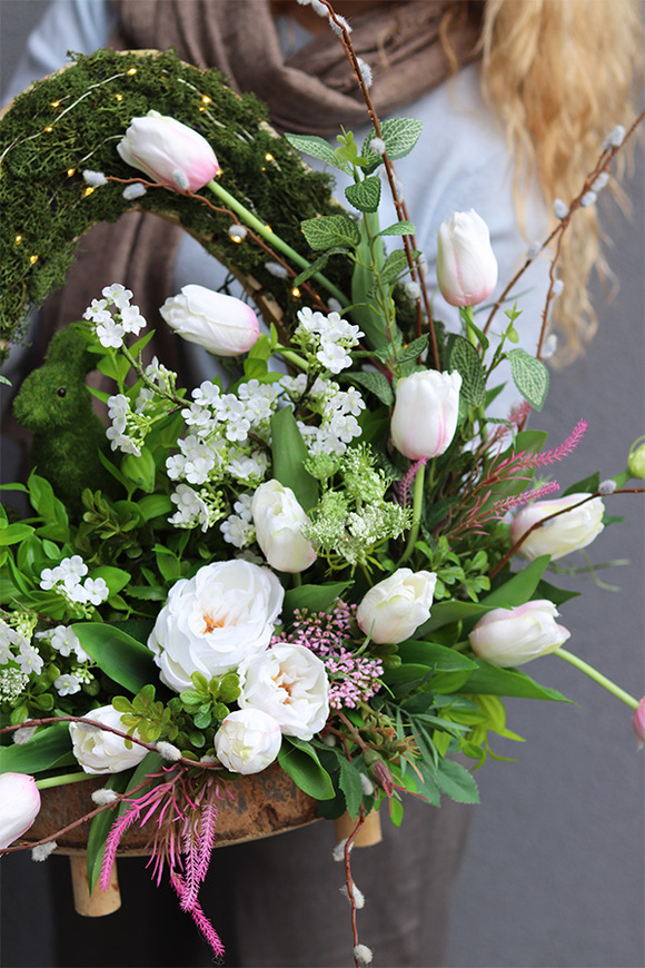 Easter Doriana, dekoracja nagrobna z tulipanami