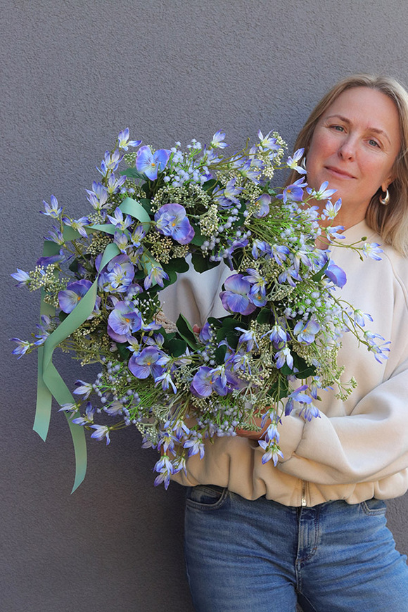 Pansy Blue, wiosenny wianek dekoracyjny