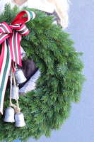 Zima u Kasi, realistyczny wianek iglasty z dzwonkami