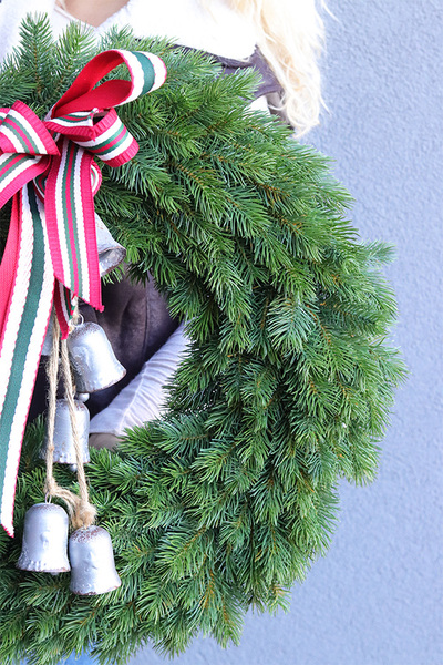 Zima u Kasi, realistyczny wianek iglasty z dzwonkami