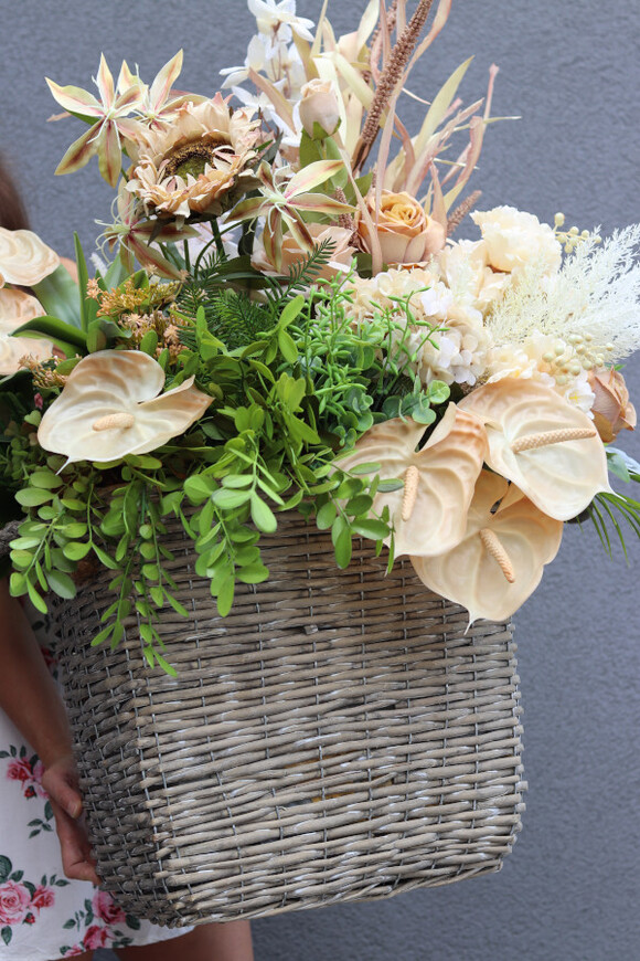 Bohema, kompozycja z anturium i słonecznikiem w koszu