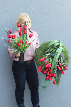 Tulipany Red April, komplet dekoracji nagrobnych, wieniec + bukiet 