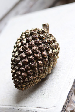 OD RĘKI figurka świąteczna, Szyszka A, wym.15x10x10cm