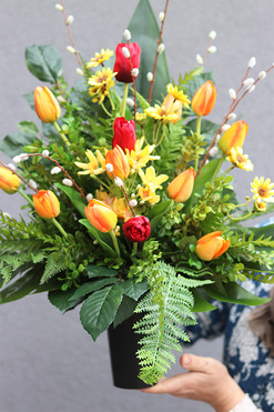Kolorowa Wiosna, bukiet nagrobny z tulipanami, dł.56cm 