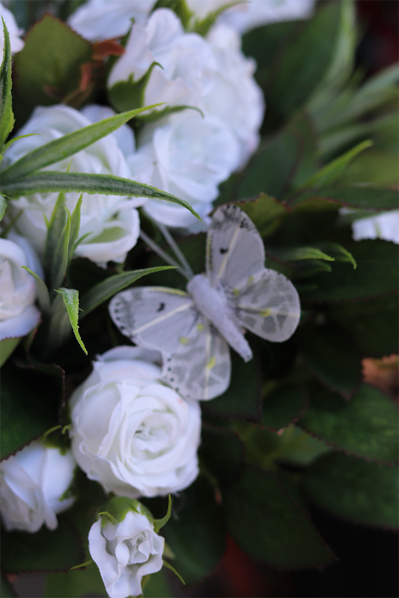 Różane Motyle, kompozycja nagrobna w okrągłej misie, wym.25x30cm 