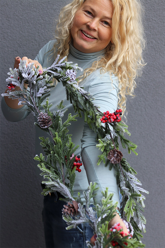 Mroźny Dzień, zimowa girlanda z czerwonymi owocami, dł.150cm 