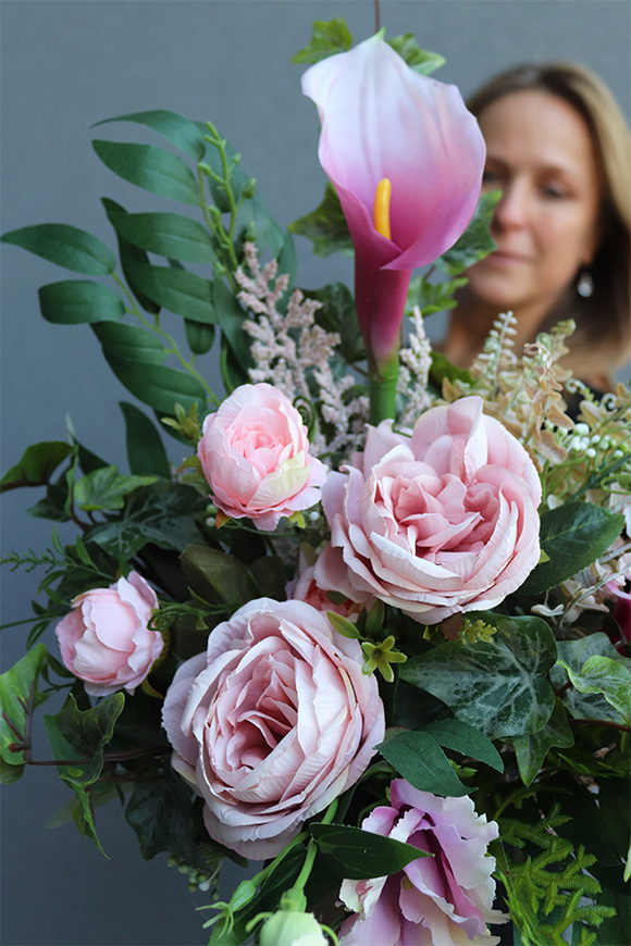 Julena Pink, bukiet nagrobny z kallami, dł.50cm 