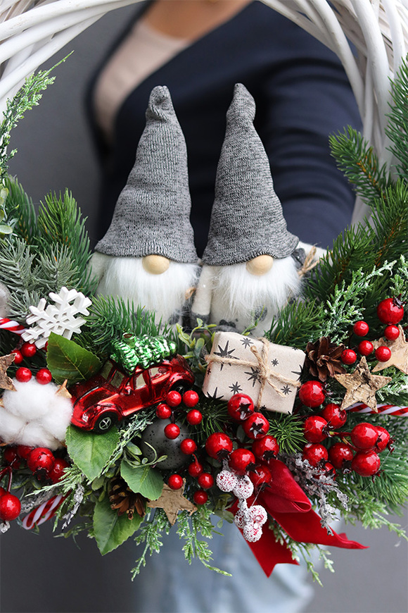 dekoracyjny wianek Skrzaty, szare czapeczki, śr.45cm