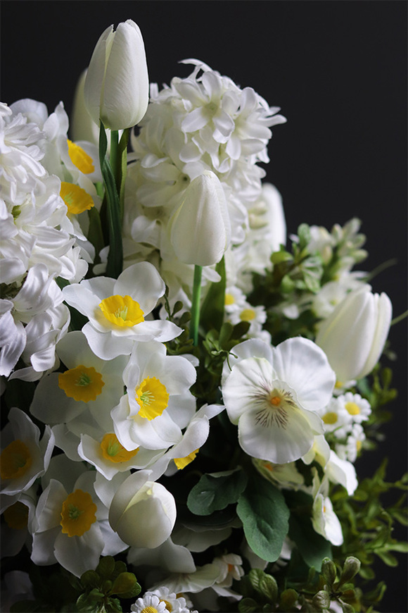 Hianimo, kosz z białymi hiacyntami