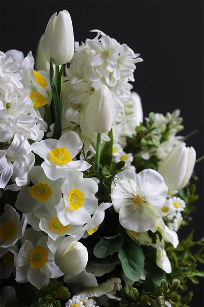 Hianimo, kosz z białymi hiacyntami