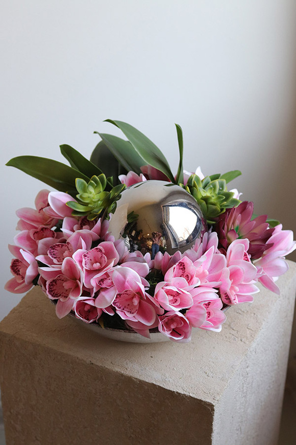 Dekoria Almani, efektowna kompozycja kwiatowa w misie