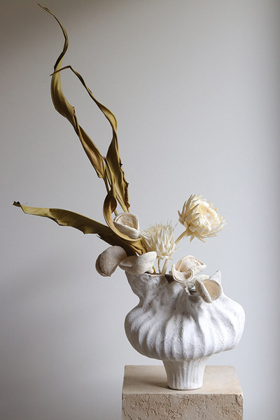 Biała Nimfa, kompozycja kwiatowa w wazonie