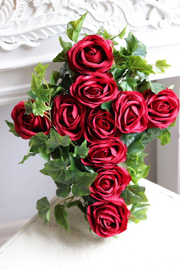 Christi Krzyż Pamięci, kompozycja nagrobna z różami